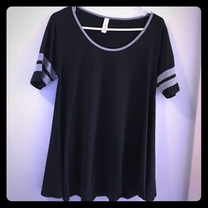 💥LAST CHANCE!💥 Lularoe Perfect Tee - XS